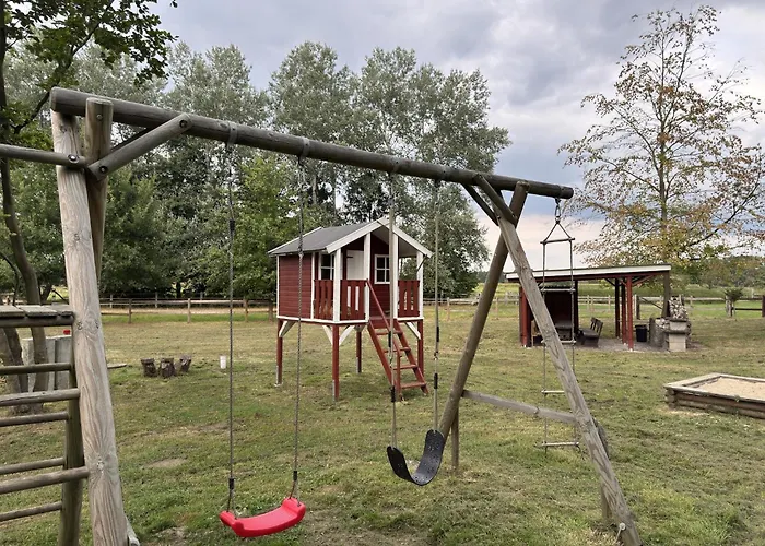 Blockhaus Mit Blick Auf Weide, *